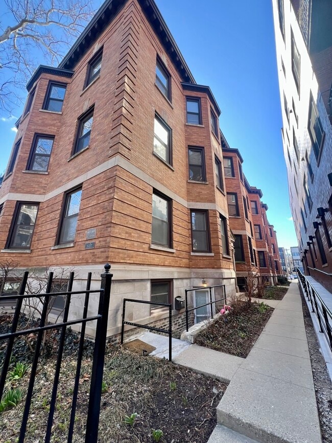 665 W Barry Ave in Chicago, IL - Building Photo - Building Photo