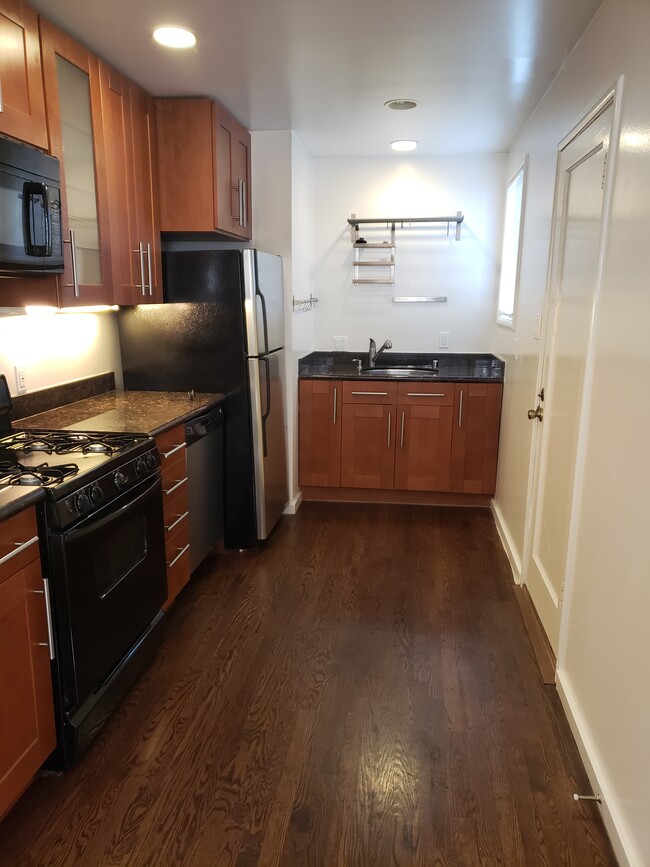 1815 Broadway, Unit B in Alameda, CA - Building Photo - Building Photo