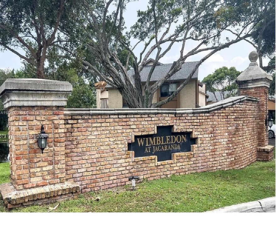 238 Wimbledon Lakes Dr in Plantation, FL - Building Photo