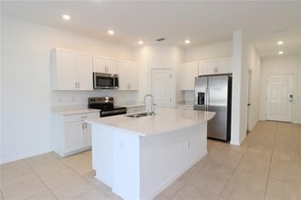 2208 Paravane Wy in Wesley Chapel, FL - Building Photo - Building Photo