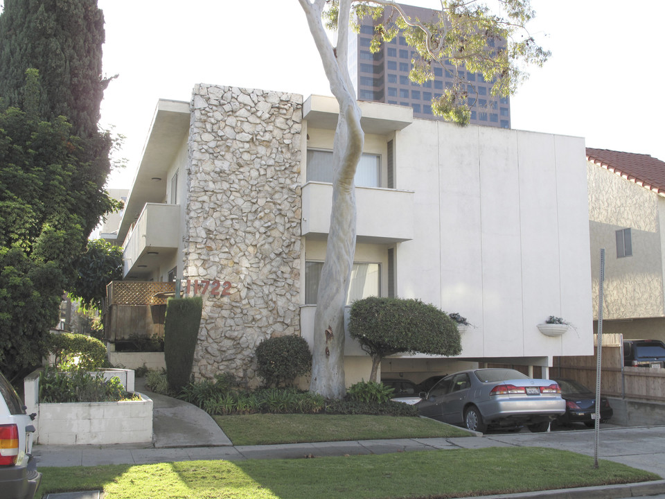 11722 Kiowa Ave in Los Angeles, CA - Building Photo