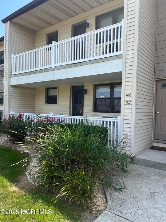 187 Wharfside Dr in Monmouth Beach, NJ - Building Photo