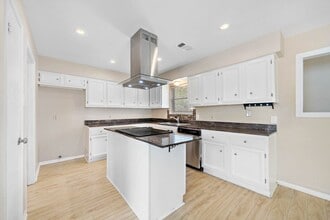 4915 Kentington Dr in Alvin, TX - Building Photo - Building Photo