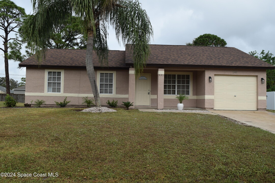 541 Londonderry Cir SE in Palm Bay, FL - Building Photo