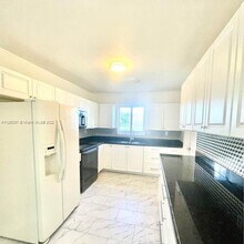 20200 NW 11th Ct-Unit -0 in Miami, FL - Building Photo - Building Photo