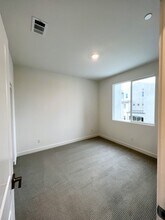 107 Zawn in Irvine, CA - Foto de edificio - Building Photo