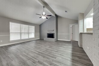 12015 Woolford Dr in Houston, TX - Foto de edificio - Building Photo