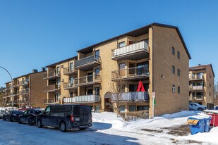 656 Du Trait-Carré Ch in Laval, QC - Building Photo