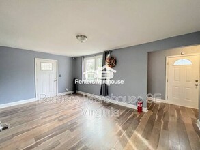 7307 Yorktown Dr in Norfolk, VA - Building Photo - Building Photo