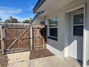 7101 Dartmouth Ave N, Unit 4 in St. Petersburg, FL - Foto de edificio - Building Photo