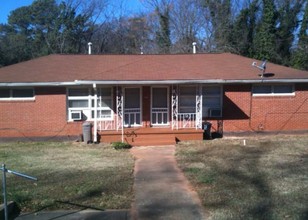 2095 Whites Mill Rd in Decatur, GA - Building Photo - Primary Photo