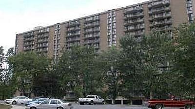 6100 Westchester Park Dr in College Park, MD - Building Photo