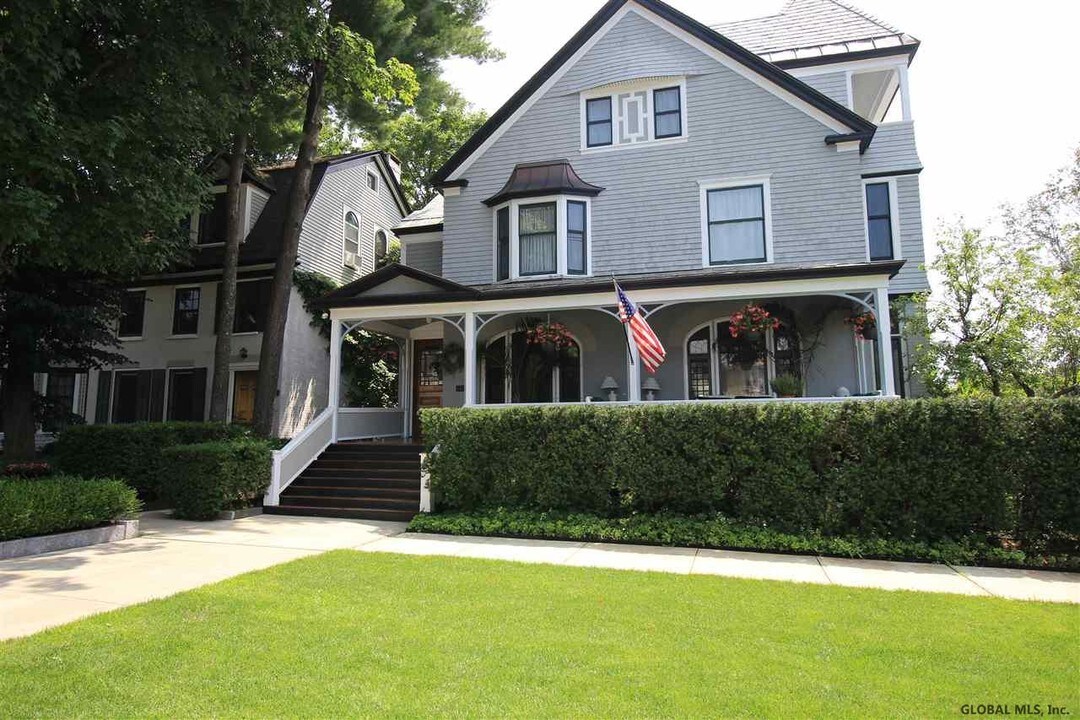 588 N Broadway in Saratoga Springs, NY - Building Photo