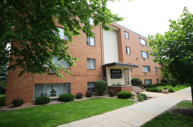 2001 Bryant Ave S in Minneapolis, MN - Foto de edificio - Building Photo