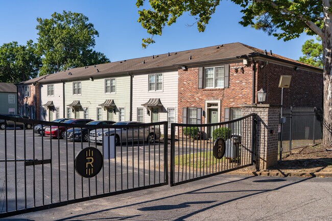 Chatham Village Condominiums in Memphis, TN - Building Photo - Building Photo