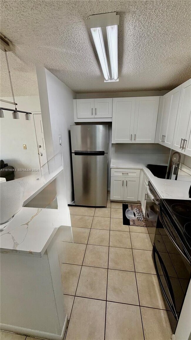 7210 NW 179th St in Hialeah, FL - Foto de edificio - Building Photo