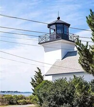 7 Old Ferry Rd in Bristol, RI - Building Photo - Building Photo