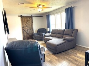 1101 E College St in Llano, TX - Building Photo - Building Photo