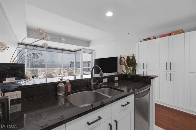 4525 Dean Martin Dr in Las Vegas, NV - Building Photo - Building Photo