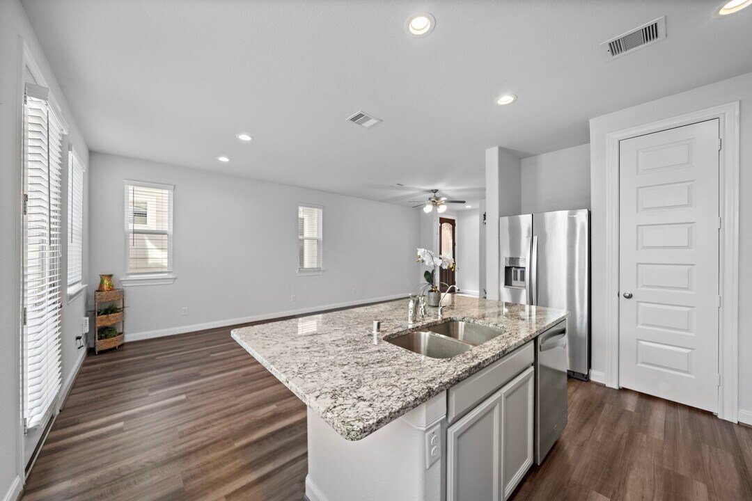 9913 Brickhouse Dr in Houston, TX - Foto de edificio