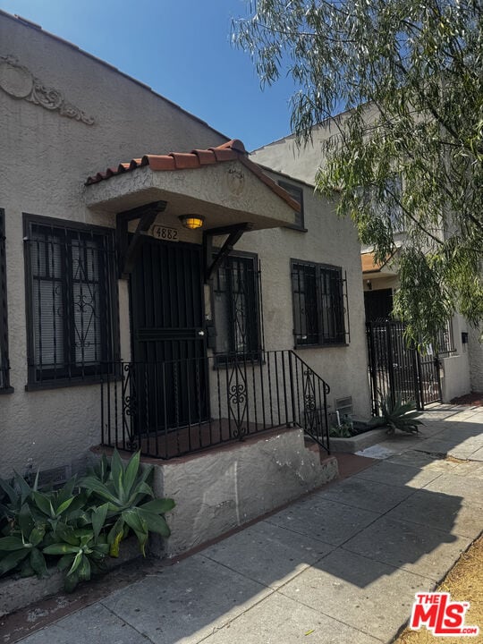 4880 Lexington Ave in Los Angeles, CA - Building Photo - Building Photo