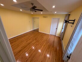 132 Oakfield Ave, Unit 1 in Dix Hills, NY - Building Photo