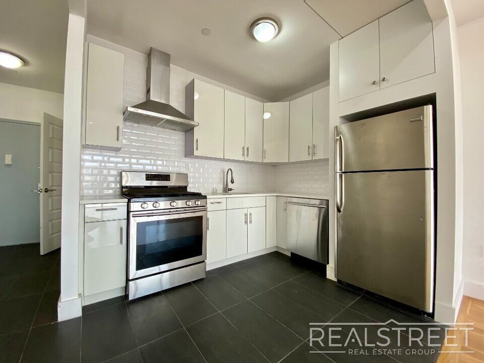 LUXURY LOFT in Queens! in Queens, NY - Building Photo