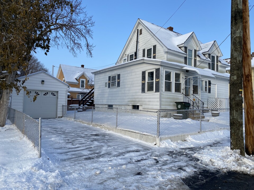 136 Hall St in Manchester, NH - Building Photo