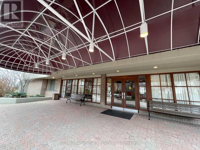 880-880 Dundas St W in Mississauga, ON - Building Photo - Building Photo