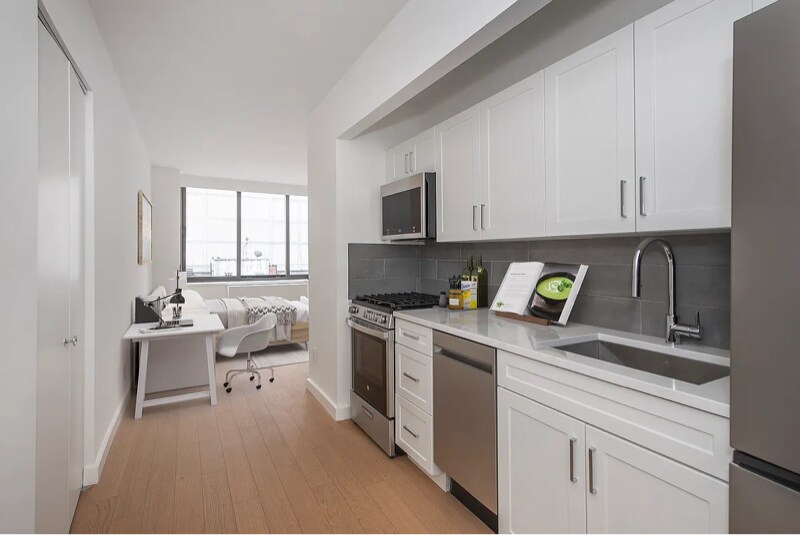 301 E 94th St in New York, NY - Building Photo