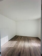 316 Surfside Blvd, Unit 3 in Surfside, FL - Foto de edificio - Building Photo