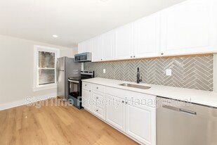 152 E South St in Frederick, MD - Building Photo