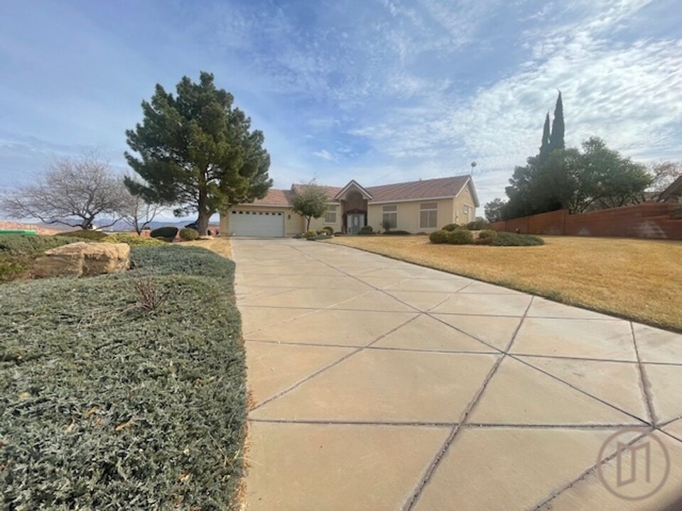 125 S Sky View Ct in Hurricane, UT - Building Photo