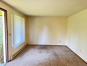 4149 Kimberly Way, Unit Unit D in Oak Harbor, WA - Building Photo - Building Photo