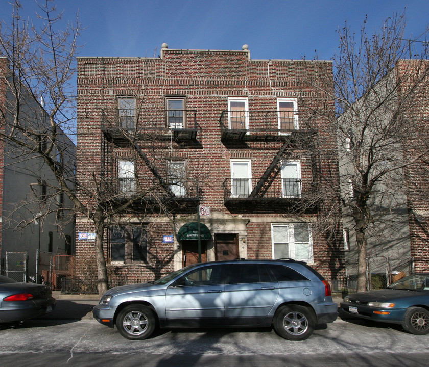 18-81 Troutman St in Flushing, NY - Foto de edificio