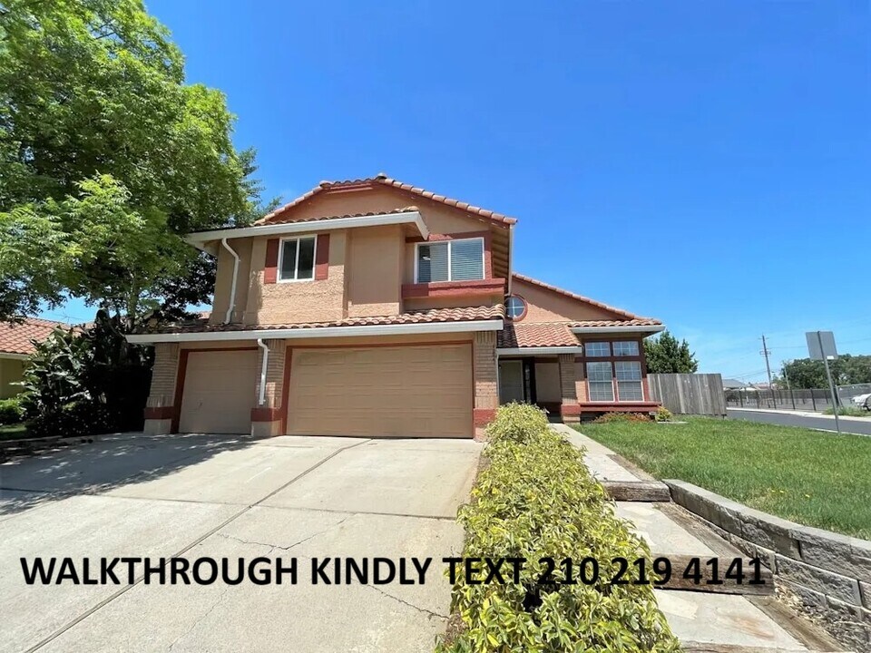 4609 Laguna W Way in Elk Grove, CA - Building Photo