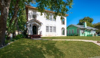 331 W Elsmere Pl in San Antonio, TX - Building Photo