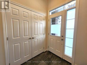 209 Hartsmere Dr in Ottawa, ON - Building Photo - Building Photo