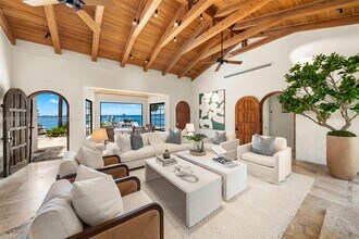 4640 N Bay Rd in Miami Beach, FL - Building Photo - Building Photo