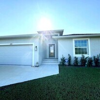 109 Wright Dr in Rotonda West, FL - Building Photo