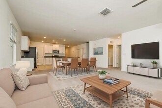 8602 41st Ave E in Palmetto, FL - Foto de edificio - Building Photo