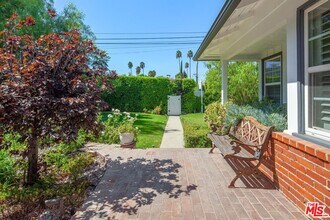 4922 Hayvenhurst Ave in Los Angeles, CA - Building Photo - Building Photo