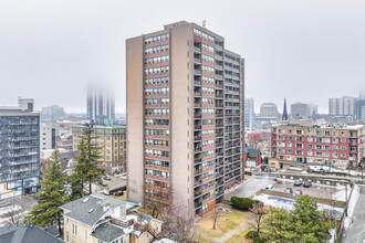 Queen in Kitchener, ON - Building Photo - Building Photo