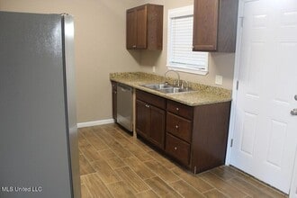 1007 Bassett Dr, Unit B in Mccomb, MS - Building Photo - Building Photo