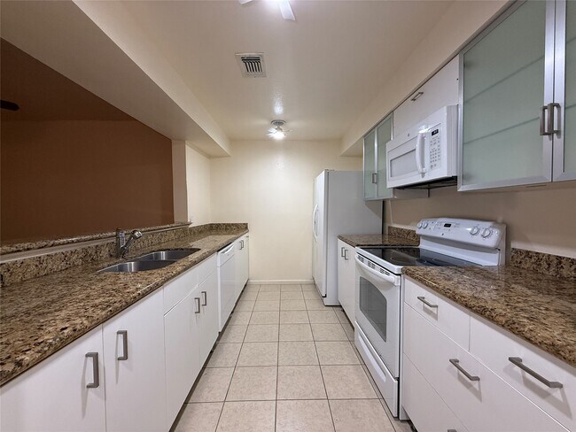 1629 S Kirkwood Rd in Houston, TX - Building Photo - Building Photo