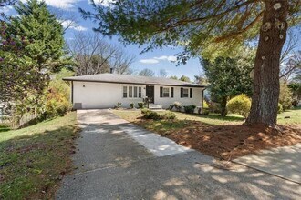 2815 Carolyn Dr in Smyrna, GA - Foto de edificio - Building Photo