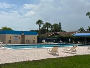 15729 Bottlebrush Cir in Delray Beach, FL - Foto de edificio - Building Photo