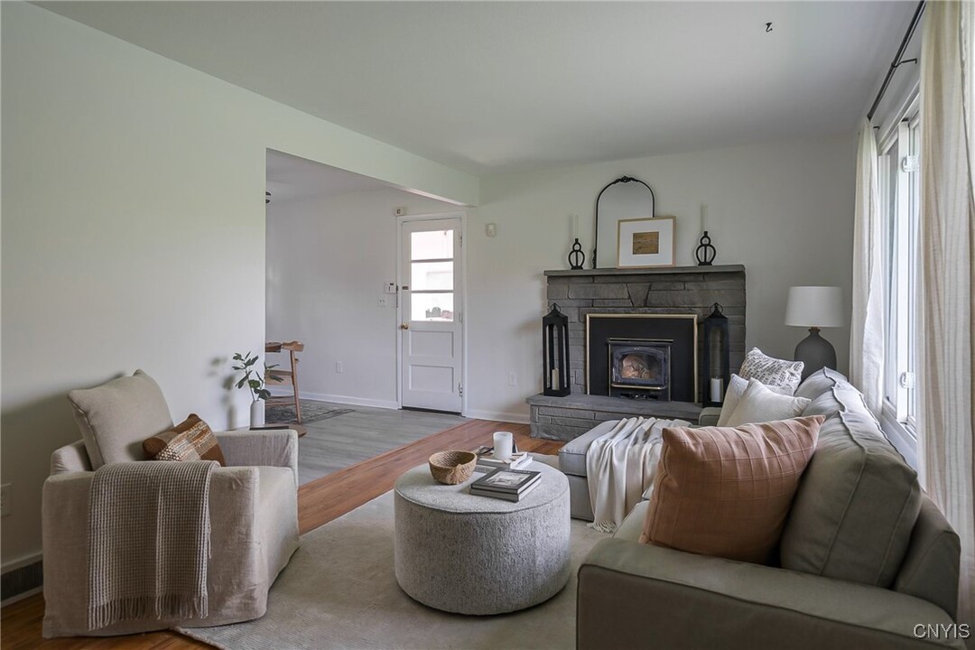1124 Nottingham Rd in Jamesville, NY - Building Photo