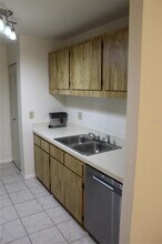 13608 S Village Dr in Tampa, FL - Building Photo - Building Photo