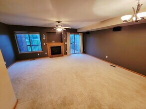 162 Broadmoor Ln in Iowa City, IA - Foto de edificio - Building Photo
